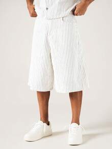 SUMWON Pantalones cortos de mezclilla con rayas, con estampado de logo en la parte trasera, ajuste relajado a la rodilla, estilo de calle de verano - Blanco y Negro - Ver 3