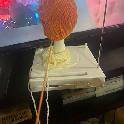 1个便携式多功能绕线器，带手机支架、多功能毛线碗和可拆卸线轴支架，钩针配件收纳盒，旅行手工毛线管理工具，塑料毛线分配器，防缠绕绕线器，手工毛线材料管理工具