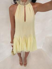 SHEIN Glamour Vestido de verano de cuello halter amarillo claro para vacaciones y citas, vestido de línea A con volantes de malla calada y plisados en el bajo - Amarillo claro - Ver 4