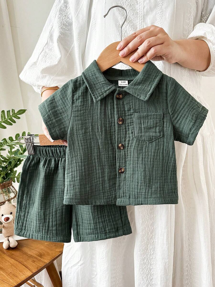 SHEIN Vintaside Kids 2件套男婴基础款休闲棉纱短袖翻领口袋衬衫和松紧腰短裤套装,3个月-3岁 - 綠色 - 查看 1