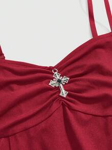 ROMWE Goth Gaun Camisole Bodycon Seksi Belahan Tinggi dengan Dekorasi Salib Gotik untuk Acara Keluar Malam Musim Panas Warna Burgundy - Burgundy - View 3