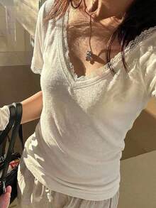 Livesso 春夏宽松商务休闲度假时尚办公街头风镂空蕾丝拼接V领短袖白色打底T恤女款 - 白色 - 查看 1