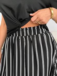 Shapeblank Conjunto de 2 Peças Feminino Plus Size Primavera/Verão, Moda Casual, Solto, Confortável, Básico, Versátil, Emagrecedor, Top Preto de Manga Curta e Saia Longa Listrada Preto e Branco com Cintura Elástica, Roupa para Passeio, Estilo Minimalista, Conjunto de 2 Peças de Verão - Preto - Visão 7