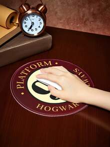 HARRY POTTER X SHEIN Tấm lót chuột kích thước 9 3/4 inch, nền tảng logo cổ điển, chống trượt, có gờ đỡ, dùng cho mặt bàn. - Xem 2