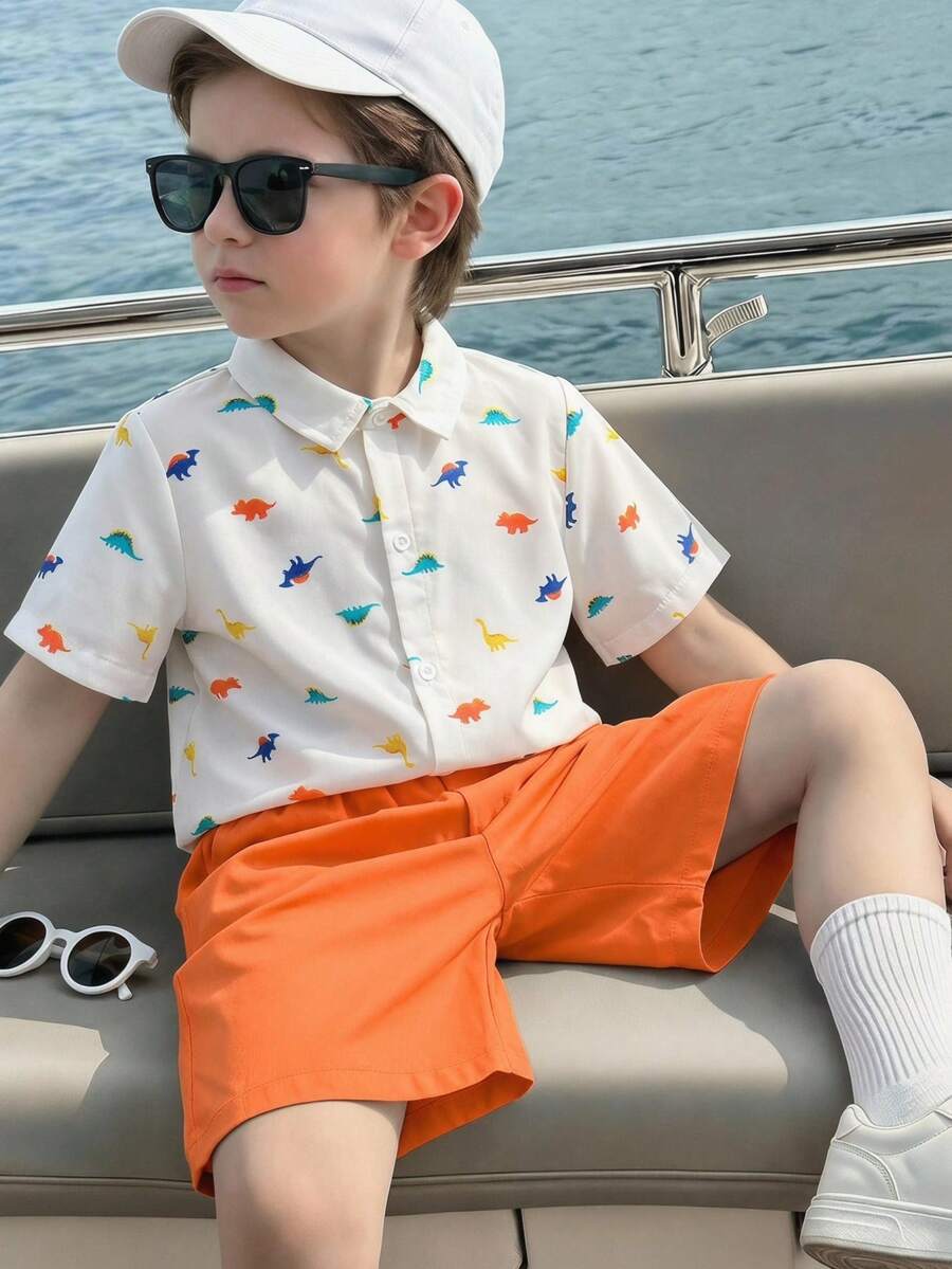 SHEIN 两件套儿童男童休闲可爱卡通恐龙印花Polo衫和橙色短裤套装，适合春夏季节、郊游、情人节、约会、旅行、度假、家庭聚会、返校、婚礼、派对、运动、生日等场合。