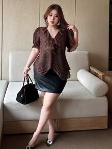 Vibekara Áo kiểu nữ cỡ lớn màu nâu cà phê, tay phồng ngắn, cổ chữ V xếp nếp, chất liệu chiffon, dáng suông, thanh lịch, cổ điển, dễ thương, thường ngày, vạt áo bất đối xứng. - màu nâu - Xem 5
