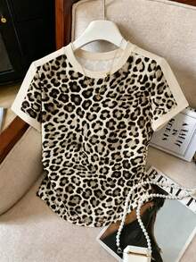 Resyla Classic Leopard Print Contrast Color Women's Round Neck Pleated T-Shirt, Chic Black And White Leopard Print, Summer Casual Sexy Fashion Top - Apricot - View 4