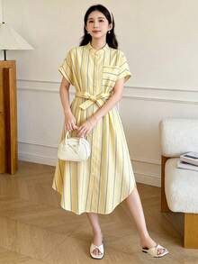 SHEIN 一件式少女夏季休闲时尚经典舒适短袖连衣裙，黄色条纹立领短袖中长宽松衬衫裙，开衩下摆配腰带，适合日常穿着、购物、度假等场合。 - 黃色 - 查看 4