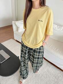 DAZY Bộ đồ nữ mùa hè thường ngày 2 món: Áo thun in chữ dáng rộng và quần kẻ caro. - Màu vàng - Xem 1
