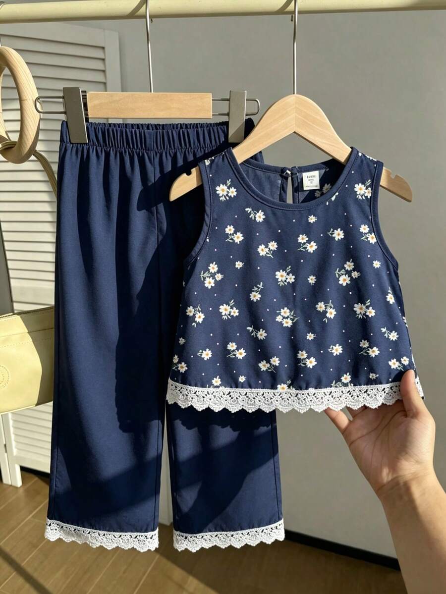 两件套女童优雅杏色梭织上衣，饰以蓝色刺绣几何花卉图案，搭配松紧腰裤，简约时尚，适合春夏户外活动和度假穿着。