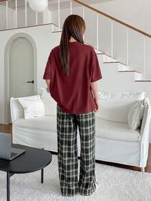 DAZY Bộ đồ ngủ mùa hè 2 món dành cho nữ, gồm áo thun in chữ dáng rộng và quần kẻ caro. - Màu Đỏ Sâu - Xem 2