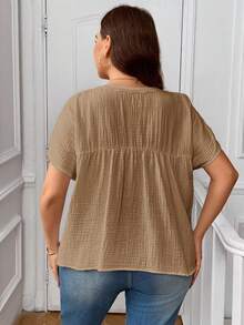 SHEIN Frenchy Blus Ukuran Besar Musim Panas Minimalis Elegan Warna Polos Bertekstur Patchwork Renda Kancing Dekorasi Lengan Kelelawar untuk Tamu Pernikahan Khaki - Coklat - View 2