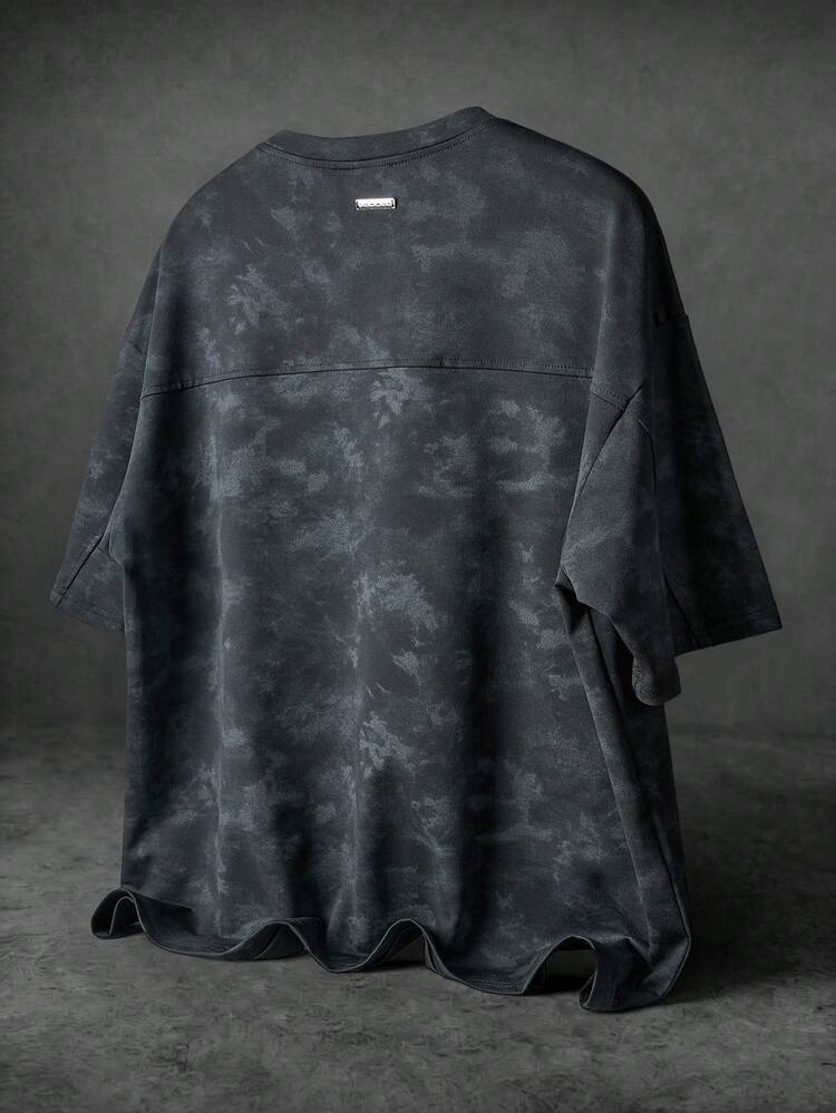 Camiseta de cuello redondo de manga corta con efecto tie-dye oversize y detalle de bajo deshilachado, estilo urbano de ropa de calle