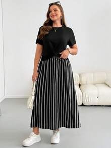 Shapeblank Conjunto de 2 Peças Feminino Plus Size Primavera/Verão, Moda Casual, Solto, Confortável, Básico, Versátil, Emagrecedor, Top Preto de Manga Curta e Saia Longa Listrada Preto e Branco com Cintura Elástica, Roupa para Passeio, Estilo Minimalista, Conjunto de 2 Peças de Verão - Preto - Visão 5