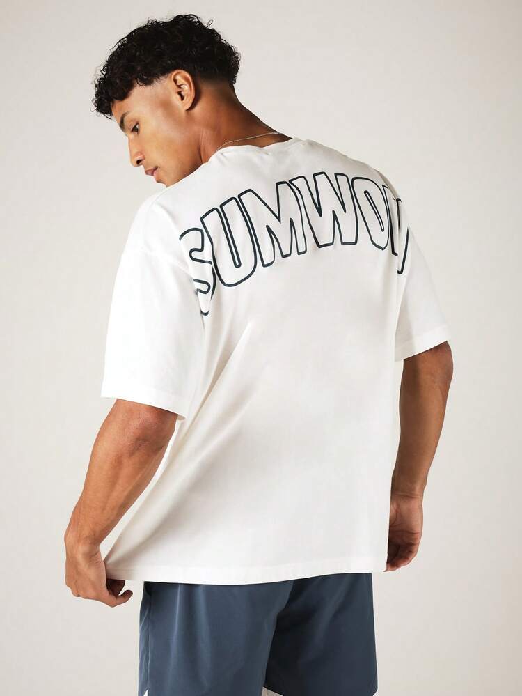T-shirt col rond surdimensionné avec impression du logo en arc universitaire au dos. Streetwear estival