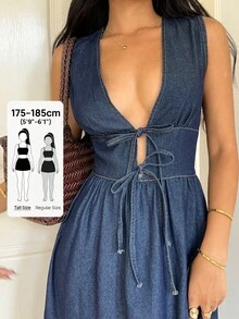 SHEIN Tall Vestido largo de mezclilla con cuello halter y escote profundo en V, cintura con lazo, vestido casual de verano y vacaciones, elegante para mujer. Vestido de mezclilla con escote profundo en V, sin mangas y con cordones, sexy, para verano - Azul lavado oscuro - Ver 1