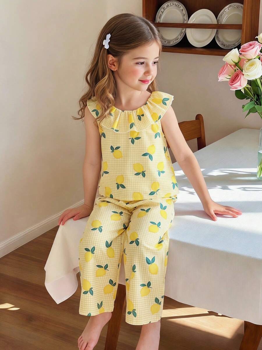 SHEIN Genkimix Kids 两件套女童柠檬印花格子无袖泡泡领上衣搭配松紧腰阔腿裤，适合日常穿着、户外活动、春夏休闲、返校季等场合。