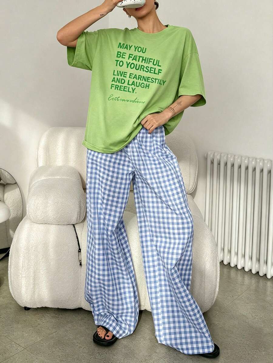 DAZY Bộ đồ ngủ 3 món dành cho nữ, gồm áo thun rộng in chữ và quần ống đứng kẻ caro. - màu xanh lá - Xem 1