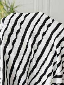 SHEIN EZwear Setelan Kaos Lengan Pendek dan Celana Panjang Kasual Motif Garis-garis untuk Wanita Ukuran Besar, Cocok untuk Musim Semi, Musim Panas, dan Musim Gugur, untuk Berpergian dan Liburan - Hitam dan Putih - View 7