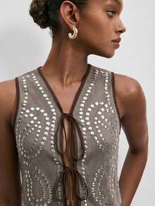 ATUI Studio Blusa sin mangas con diseño de remaches y borlas con lazo delantero para mujer - Gris - Ver 3
