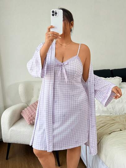 Napfluff CURVE Napfluff CURVE Bộ đồ ngủ áo choàng và áo hai dây ren nơ kẻ caro tím, tươi mát và thanh lịch.