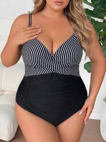 SHEIN CURVE+ بدلة سباحة قطعة واحدة للنساء كبيرات الحجم، مجعدة من الأمام، تصميم بسيط مع فتحة ساق عادية، مناسبة للشاطئ والعطلات الصيفية - أبيض وأسود - مشاهدة 4