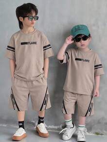 SHEIN 两件套儿童/青少年男童休闲时尚经典度假条纹撞色拼接图案圆领短袖T恤和短裤套装，饰有标志性棕榈树剪影印花，适合夏季穿着 - 杏色 - 查看 5