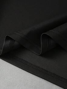 PAVTROS Bộ đồ nam phong cách đường phố gồm áo thun cổ tròn in họa tiết ánh kim và quần short cạp chun có dây rút. - màu đen - Xem 7