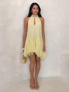 SHEIN Glamour Vestido de verano de cuello halter amarillo claro para vacaciones y citas, vestido de línea A con volantes de malla calada y plisados en el bajo - Amarillo claro - Ver 6