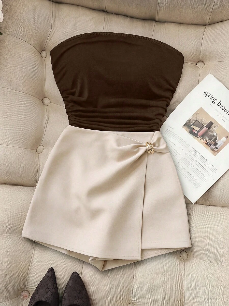 SHEIN Franclia Bộ 2 món: Áo croptop nhún bèo màu trơn co giãn + Chân váy kaki xẻ tà cạp cao, trang phục mùa hè cho nữ, chân váy mini vạt lệch, bộ đồ thường ngày, trang phục công sở, trang phục đi nghỉ mát - màu nâu - Xem 1