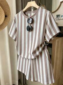 SHEIN Franclia Camiseta gráfica de manga corta, cuello redondo, corte holgado, para mujer, para el verano y la playa - Marrón - Ver 3