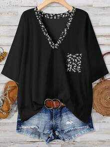 EMERY ROSE Camiseta holgada de cuello en V con estampado floral romántico minimalista casual y contraste de color, adecuada para mujeres de talla grande, top negro apto para el verano - Multicolor - Ver 1