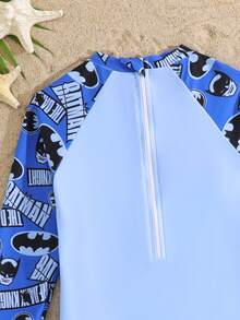 BATMAN X SHEIN GraphicGems 男童字母卡通印花圆领长袖连体泳衣，适合游泳、海滩度假 - 藍色 - 查看 5