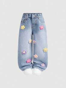 SHEIN بنطلون جينز أزرق مستقيم الساق للفتيات الصغيرات مع رقعات زهور الأقحوان، بنطلون جينز فضفاض للفتيات مطرز بالزهور، بنطلون جينز واسع الساق للفتيات الصغيرات، بنطلون جينز فضفاض مطرز بالزهور، مناسب للربيع والصيف، كاجوال وشامل للاستخدام اليومي والملابس الشارعية للفتيات - أزرق فاتح - مشاهدة 4