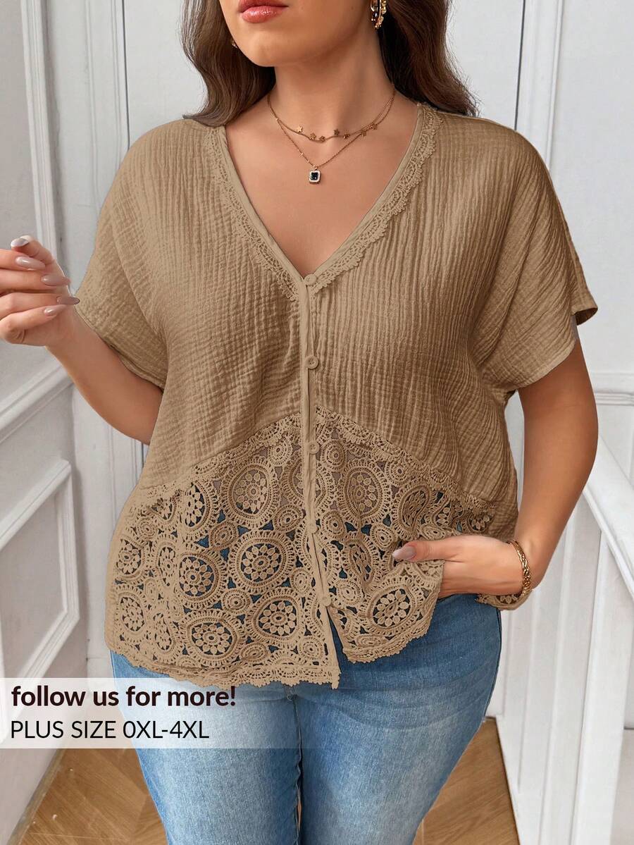 SHEIN Frenchy Blus Ukuran Besar Musim Panas Minimalis Elegan Warna Polos Bertekstur Patchwork Renda Kancing Dekorasi Lengan Kelelawar untuk Tamu Pernikahan Khaki - Coklat - View 1