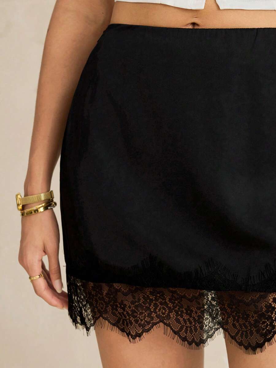 SHEIN Tall Chân váy ngắn nữ màu đen satin phối ren tương phản, thích hợp cho các buổi đi chơi, phong cách đường phố, thời trang Y2K, ngày Valentine. - màu đen - Xem 1