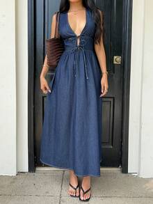 SHEIN Tall Vestido largo de mezclilla con cuello halter y escote profundo en V, cintura con lazo, vestido casual de verano y vacaciones, elegante para mujer. Vestido de mezclilla con escote profundo en V, sin mangas y con cordones, sexy, para verano - Azul lavado oscuro - Ver 3