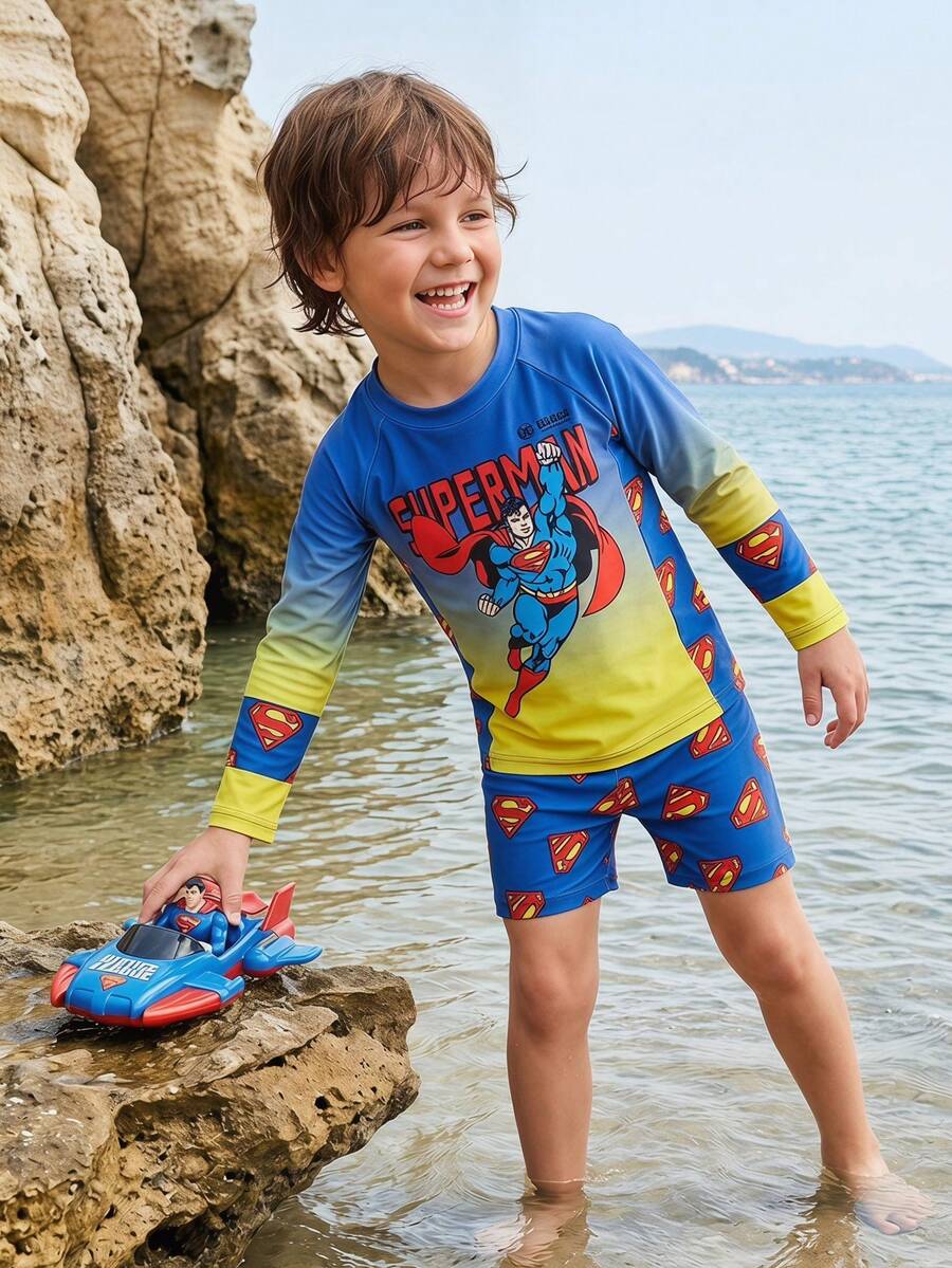 SUPERMAN X SHEIN Maija Kids Bộ đồ bơi 2 món gồm áo len cổ tròn tay raglan và quần đùi thun co giãn in hình siêu anh hùng hoạt hình dành cho bé trai. - Nhiều màu - Xem 1