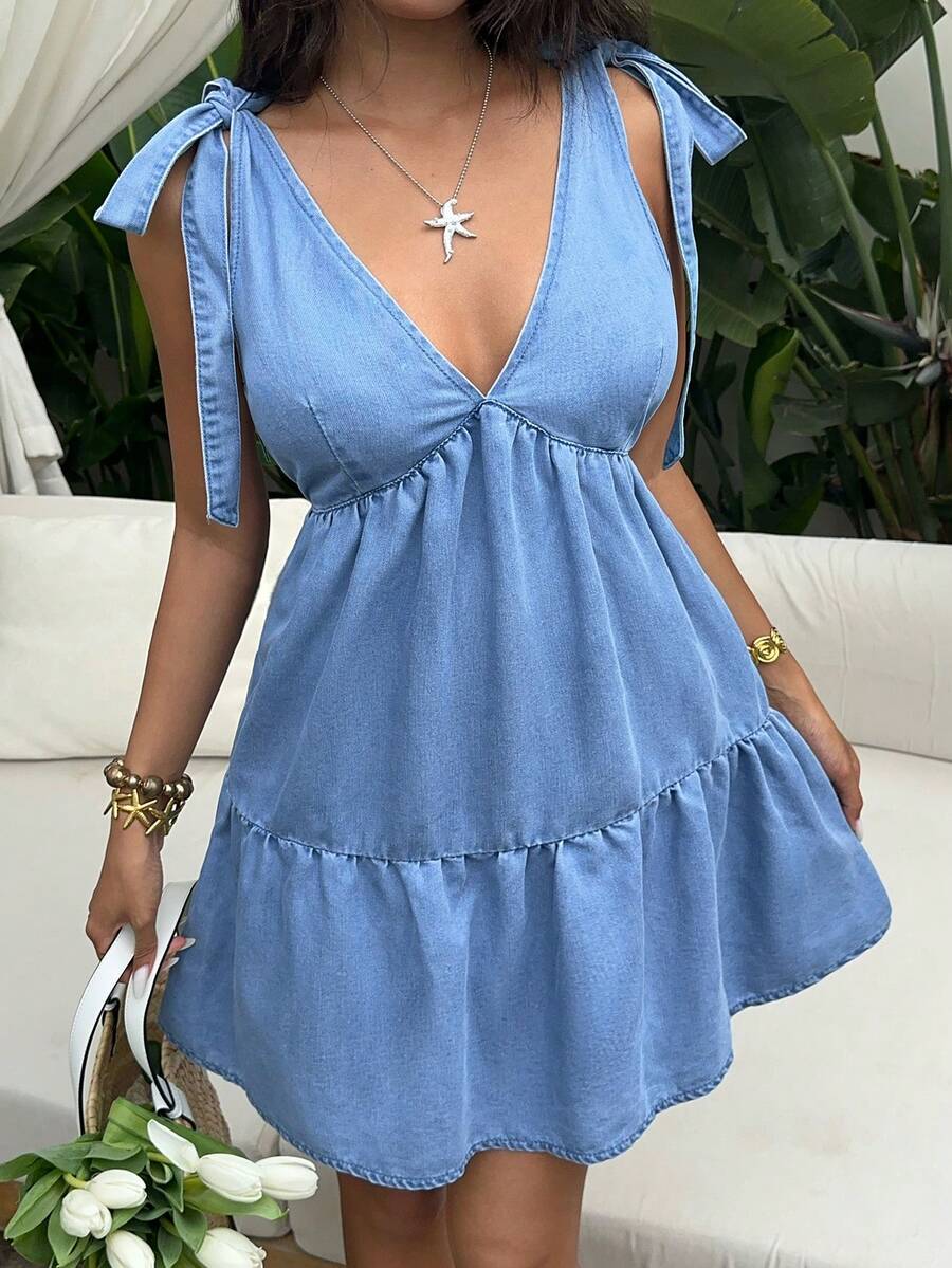SHEIN SunnyBelle 女款淺藍色牛仔深V領無袖蝴蝶結A字迷你洋裝,秋季休閒歐式度假海灘穿搭,日常新年派對適用 - 淺色水洗藍 - 查看 1