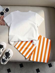SHEIN Playful Pals Bộ 2 món cho bé trai mùa hè, gồm áo thun cổ tròn tay ngắn màu cam in hình nắng ấm và quần short kẻ sọc cạp chun, quần áo trẻ sơ sinh, bộ áo thun cho bé trai, trang phục mùa hè, phù hợp cho bé từ 6 tháng đến 3 tuổi, phong cách nghỉ mát biển, phong cách nghỉ lễ thường ngày. - Nhiều màu - Xem 2