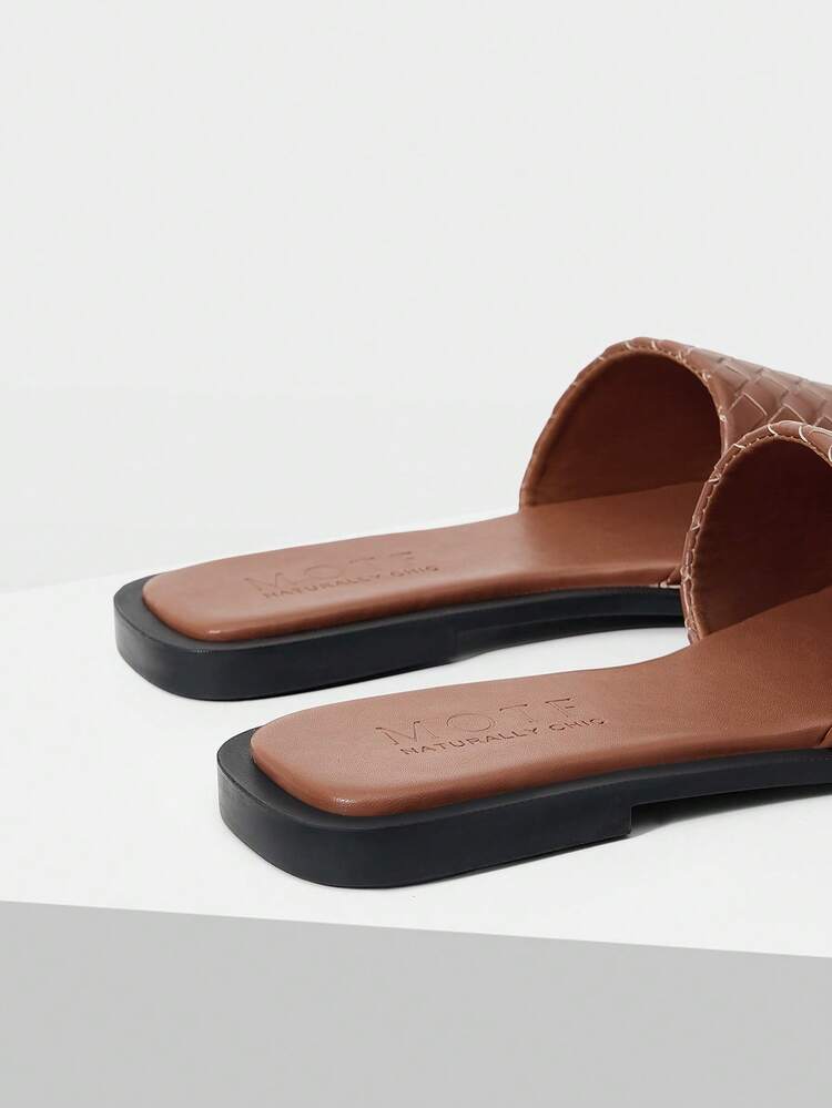 WOMEN SHOES EUROPE STATION'S NEW FASHIONABLE LIGHT BROWN PU LEATHER WOVEN DRAG SQUARE TOE OPEN-TOED FLAT-BOTTOMED SLIPPERS, CASUAL AND VERSATILE, SIMPLE AND ADVANCED SENSE, SLIP-ON IS NOT TIRED, COMFORTABLE TEMPERAMENT, BEACH SLIPPERS