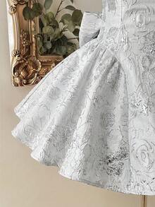 Lovelzi Đầm chữ A ngắn không dây vai, cổ khoét sâu, chất liệu vải jacquard 3D thanh lịch, kiểu dáng lãng mạn, có nơ trang trí phía sau có thể tháo rời, thích hợp cho lễ tốt nghiệp, khai giảng, lễ hội âm nhạc, tiệc sinh nhật, đám cưới, tiệc trà chiều, dạ hội. - trắng - Xem 7