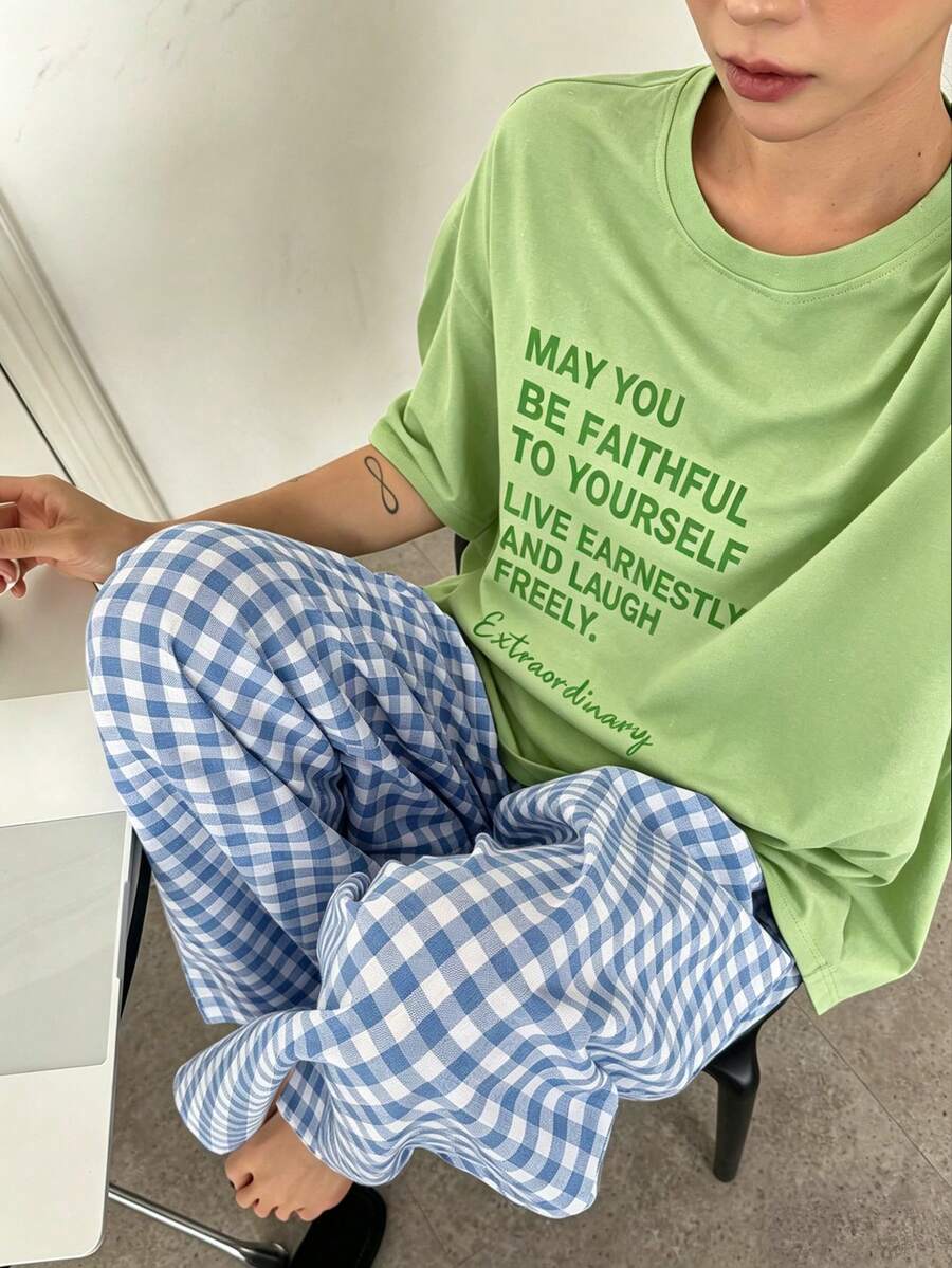 DAZY Bộ đồ ngủ 3 món dành cho nữ, gồm áo thun rộng in chữ và quần ống đứng kẻ caro. - màu xanh lá - Xem 1
