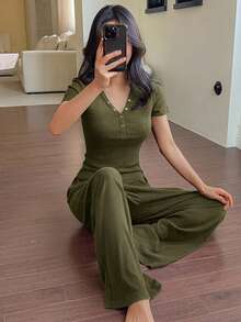 DAZY 2件套女士纯色V领修身短袖T恤和宽松直筒长裤睡衣套装，夏季 - 軍綠色 - 查看 5