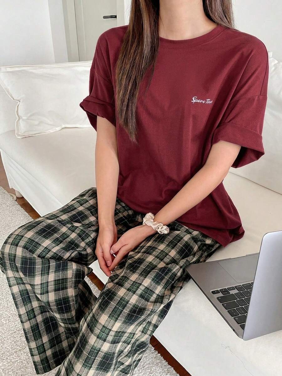 DAZY Bộ đồ ngủ mùa hè 2 món dành cho nữ, gồm áo thun in chữ dáng rộng và quần kẻ caro. - Màu Đỏ Sâu - Xem 1