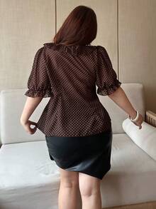 Vibekara Áo kiểu nữ cỡ lớn màu nâu cà phê, tay phồng ngắn, cổ chữ V xếp nếp, chất liệu chiffon, dáng suông, thanh lịch, cổ điển, dễ thương, thường ngày, vạt áo bất đối xứng. - màu nâu - Xem 2