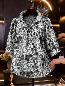 SHEIN Holidaya 波西米亚风蓝白复古花卉印花连帽斗篷，宽松褶皱半袖V领上衣，适合度假和通勤穿着，植物图案纯棉休闲衬衫 - 黑色 - 查看 3