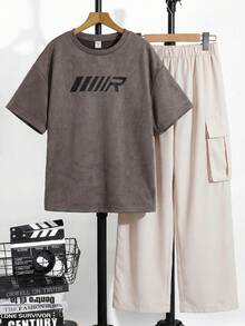 SHEIN 男童简约纯色小写字母撞色纹理深灰色短袖T恤搭配乳白色工装裤套装，休闲学院风，舒适时尚，简约实用，百搭柔软面料，适合日常穿着，适合上学，适合旅行，适合户外运动，适合春、夏、秋、冬四季，夏季穿搭，Y2K风格，度假潮流，2026春夏街头风，酒红色，假日复古波西米亚风，节日派对，可爱生日男孩，低调休闲舒适 - 彩色 - 查看 4