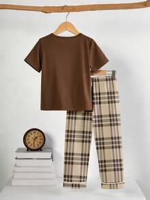 SHEIN Genkimix Kids 两件套男童时尚休闲家居服，圆领长袖上衣，深灰棕色，带格子口袋，搭配米色和棕色格子图案长裤，采用轻盈柔软舒适的针织面料，适合春秋休闲居家穿着。 - 卡其色 - 查看 2