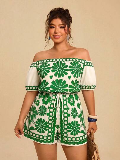 Travachic Macacão feminino plus size azul e branco com estampa floral, decote ombro a ombro, manga curta e cintura marcada, ideal para férias casuais em uma ilha paradisíaca.